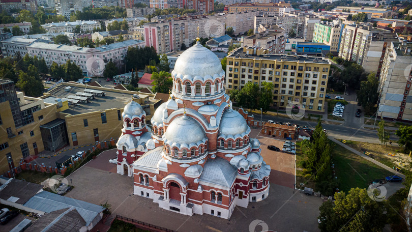 Скачать Полет беспилотника над высоким зданием христианского собора. фотосток Ozero