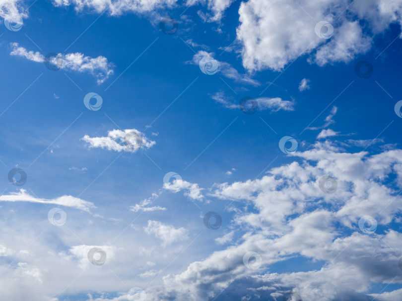 Скачать белые пушистые облака на голубом небе летом. фотосток Ozero