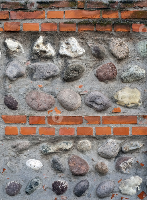 Скачать Узор из продолговатых цветных камней и кирпичей. Стена выложена из камней и кирпичей. Фон из старого камня. фотосток Ozero