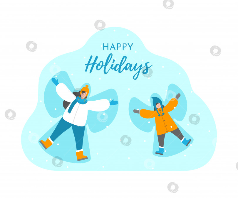 Скачать Векторная изолированная концепция в плоском стиле. Рождественская открытка с текстом, пожелающим счастливых праздников. Мама и дочь лежат на спине в снегу и лепят снежного ангела. Забавные развлечения семьи на зимних каникулах. фотосток Ozero