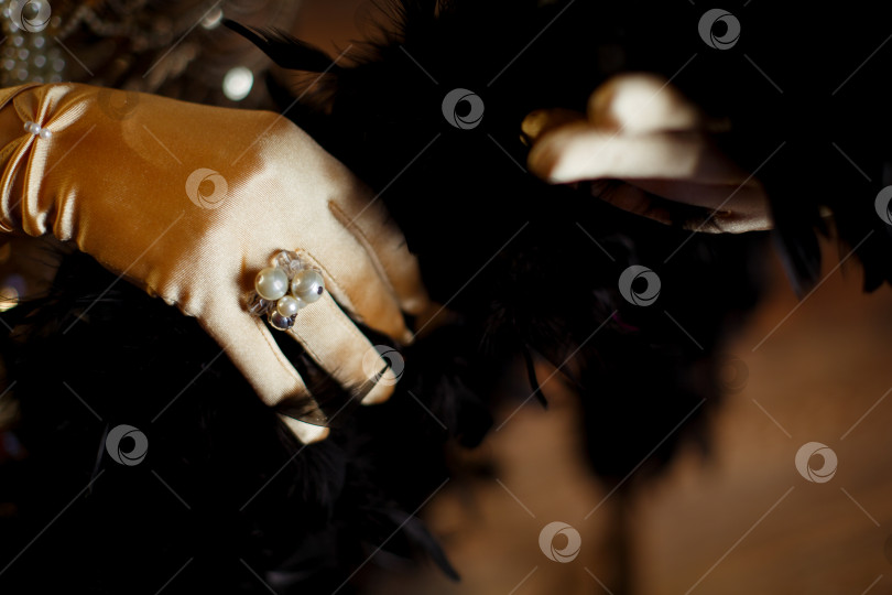 Скачать кольцо, украшенное жемчугом, на руке в перчатке фотосток Ozero