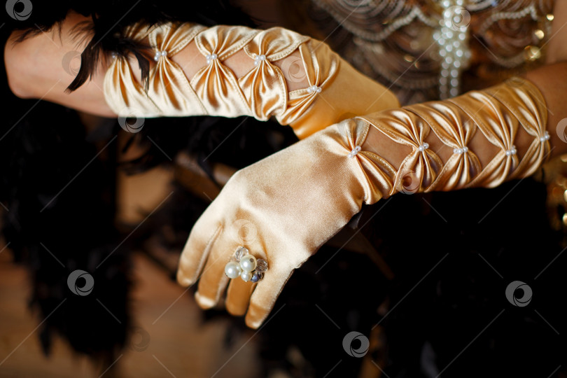 Скачать Бежевые атласные перчатки на локтях на руках фотосток Ozero