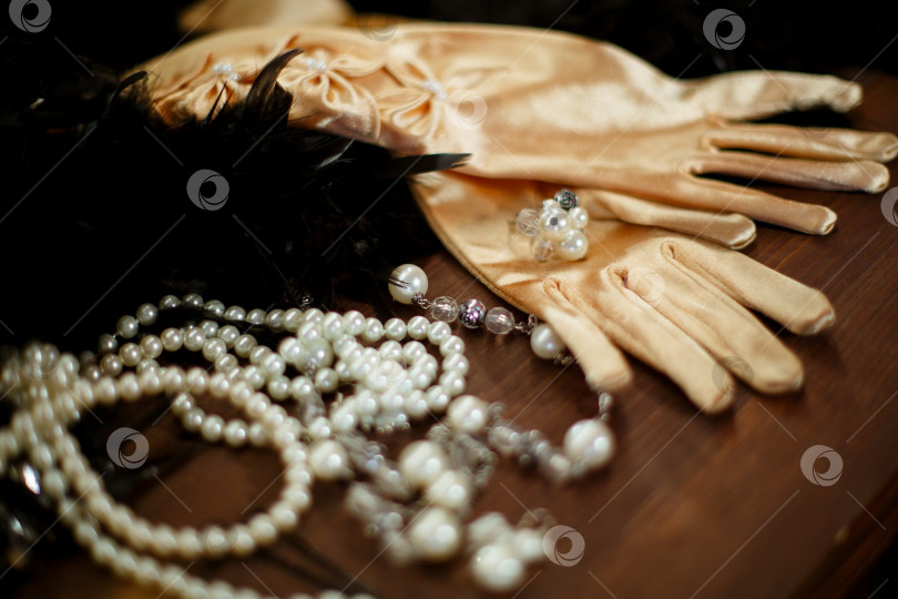 Скачать Бежевые атласные перчатки, украшенные белыми бусинами фотосток Ozero