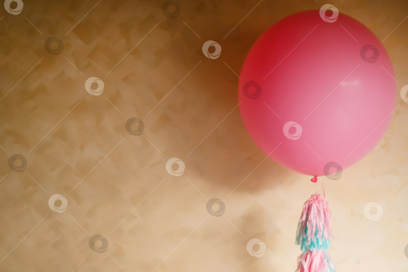 Скачать большой розовый воздушный шар на желтом фоне фотосток Ozero
