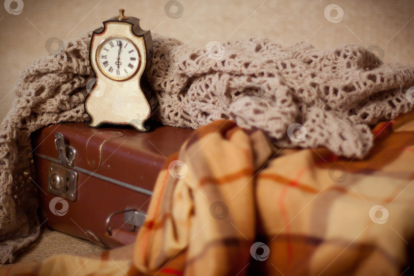 Скачать часы на чемодане, накрытом вязаным одеялом и пледом фотосток Ozero
