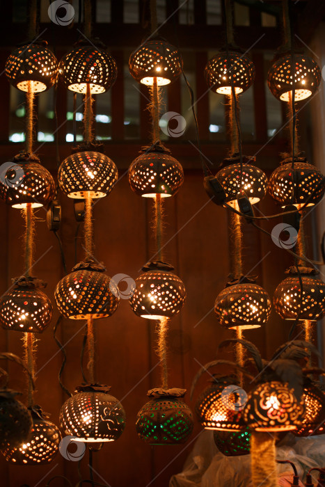 Скачать Тайская гирлянда и лампа из скорлупы кокосового ореха фотосток Ozero