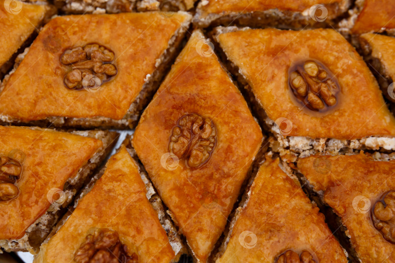 Скачать Восточные сладости - десертная пахлава, украшенная грецкими орехами фотосток Ozero
