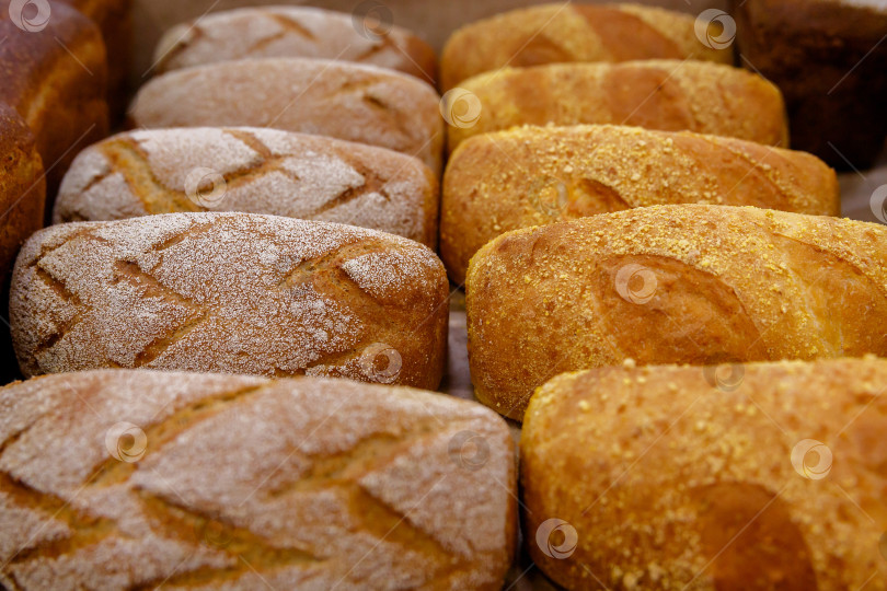 Скачать буханки хлеба на полке или витрине в магазине фотосток Ozero