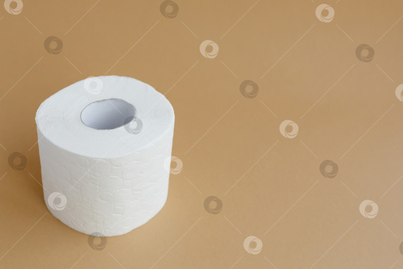 Скачать рулон белой туалетной бумаги на коричневом фоне фотосток Ozero