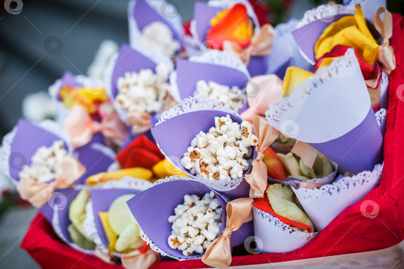 Скачать попкорн в красивых бумажных рулетиках в подарок гостям фотосток Ozero