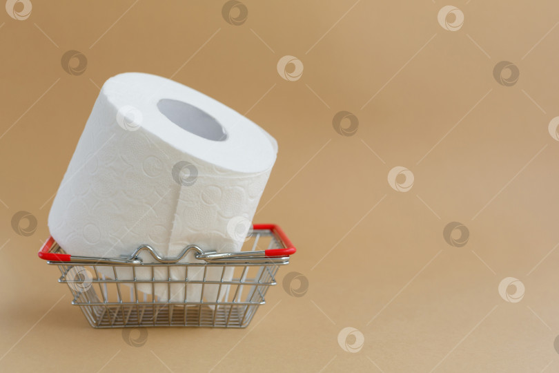 Скачать рулон белой туалетной бумаги на коричневом фоне и корзина с продуктами фотосток Ozero
