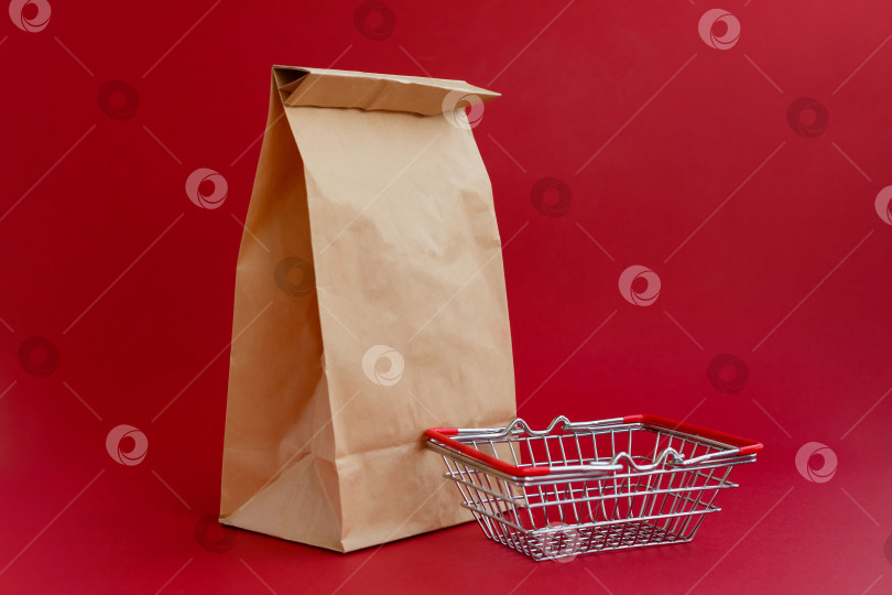 Скачать коричневый бумажный пакет для рукоделия на красном фоне и корзина для продуктов фотосток Ozero