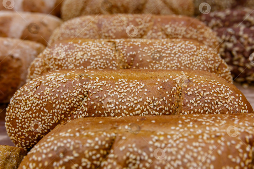 Скачать буханки хлеба на полке или витрине в магазине фотосток Ozero