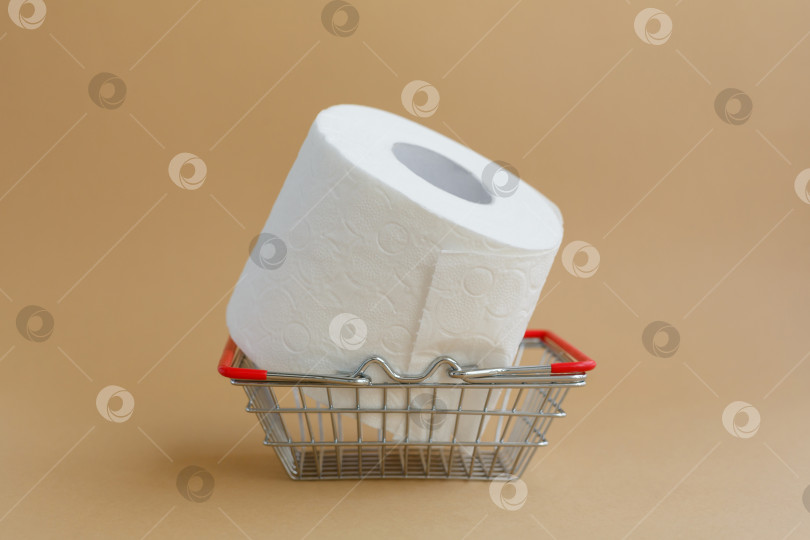 Скачать рулон белой туалетной бумаги на коричневом фоне и корзина с продуктами фотосток Ozero