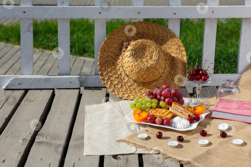 Скачать Натюрморт и фотография еды. Тарелка с фруктами стоит на мешковине на деревянном полу фотосток Ozero