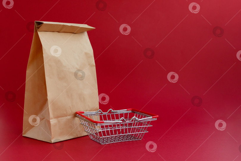 Скачать коричневый бумажный пакет для рукоделия на красном фоне и корзина для продуктов фотосток Ozero