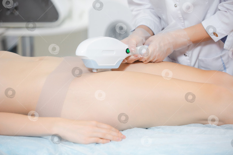 Скачать Крупный план девушки на косметологическом кресле во время процедуры лазерной эпиляции зоны бикинии фотосток Ozero