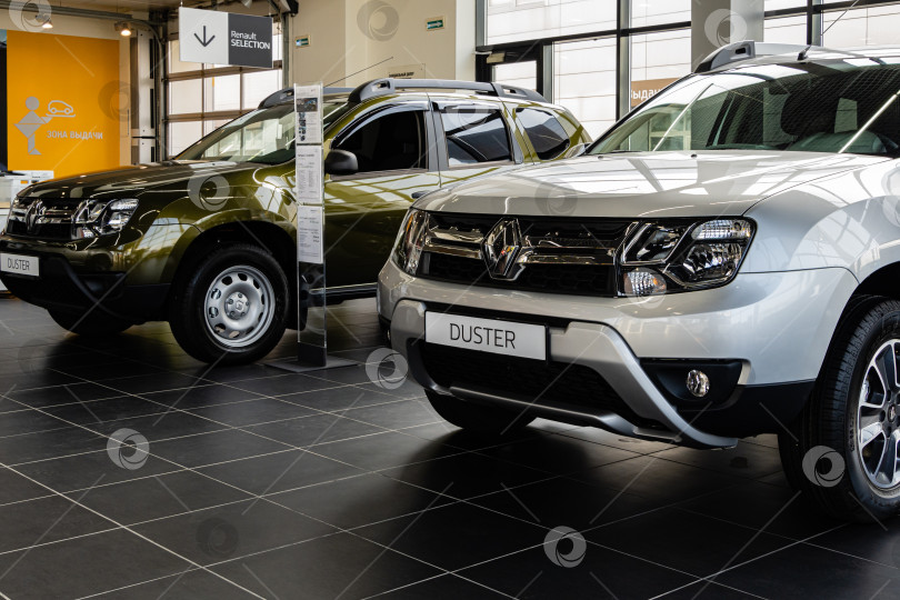 Скачать Дилерский центр Renault в Адыгее. Новые автомобили Renault в просторном и хорошо освещенном автосалоне. Крупный план. фотосток Ozero