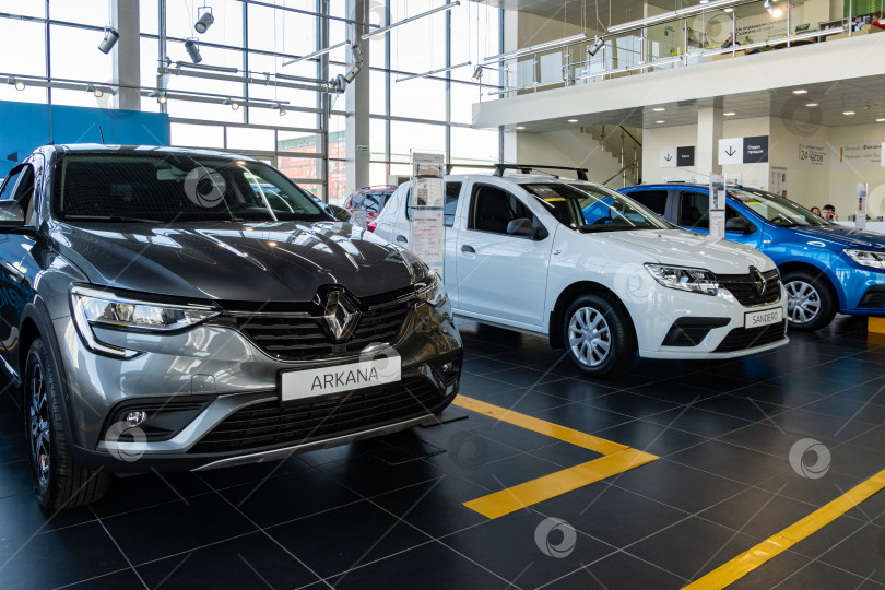 Скачать Дилерский центр Renault в Адыгее. Новые автомобили Renault в просторном и хорошо освещенном автосалоне. Крупный план. фотосток Ozero