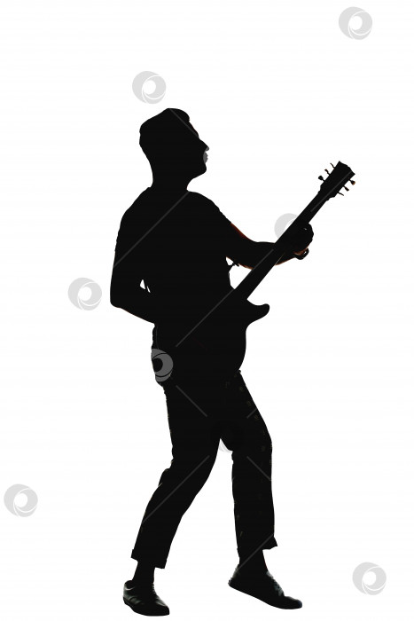 Скачать Силуэт мужчины, играющего на гитаре фотосток Ozero