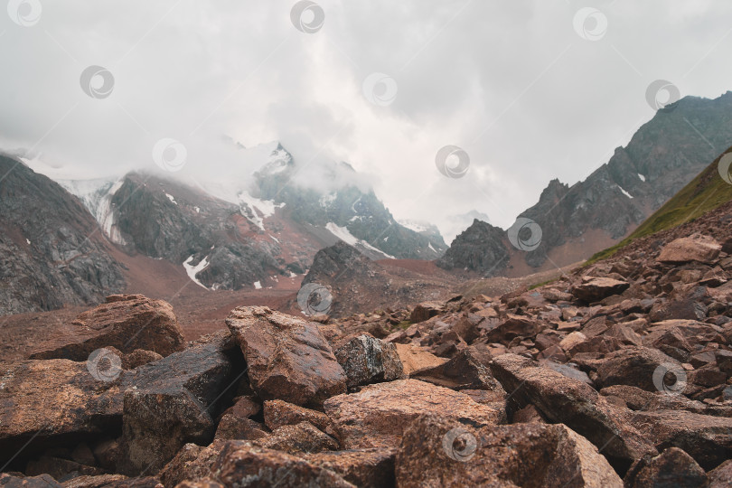 Скачать Скалы в облачных горах фотосток Ozero