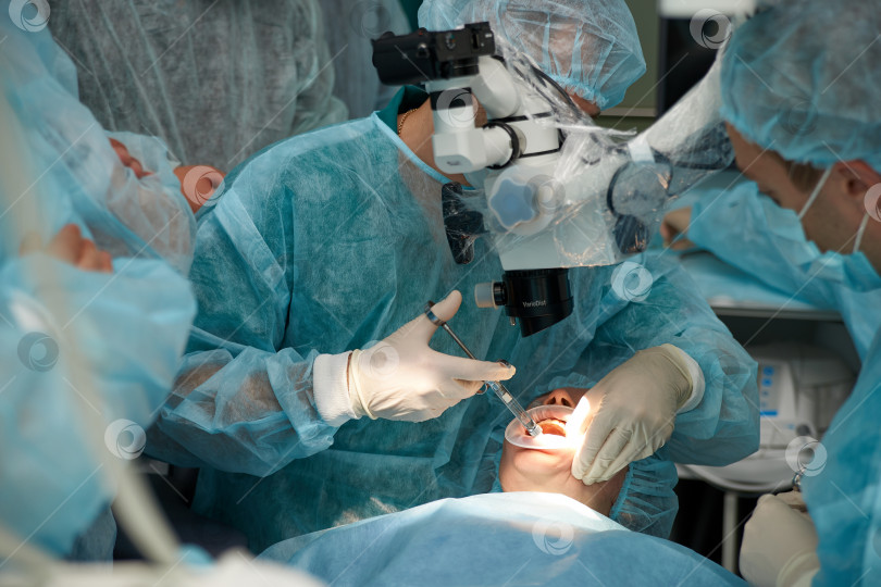 Скачать Врач показывает интернам, как делать стоматологическую операцию фотосток Ozero