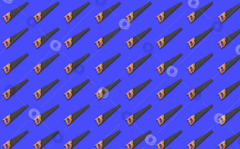 Скачать ручная пила с бесшовным рисунком и деревянной ручкой на синем фоне, обои на строительную тему, распиливание древесины, оснастка. 3d-изображение фотосток Ozero