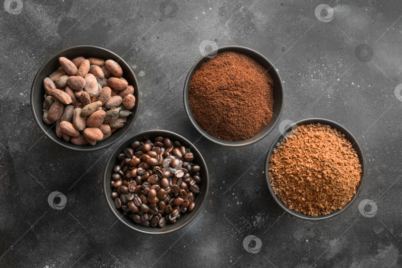 Скачать Концепция приготовления какао и кофейных зерен в чашках на темном фоне. фотосток Ozero