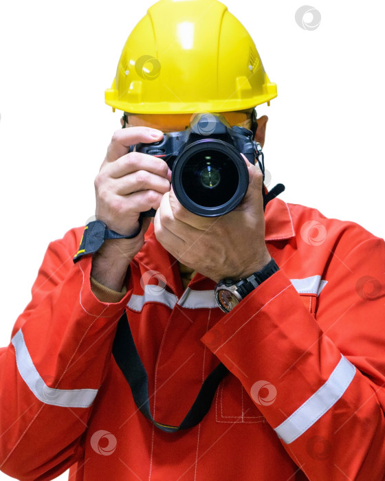 Скачать Мужчина-фотограф на строительной площадке в шлеме с зеркальной камерой на белом фоне. Крупный план. Вертикальное фото. фотосток Ozero