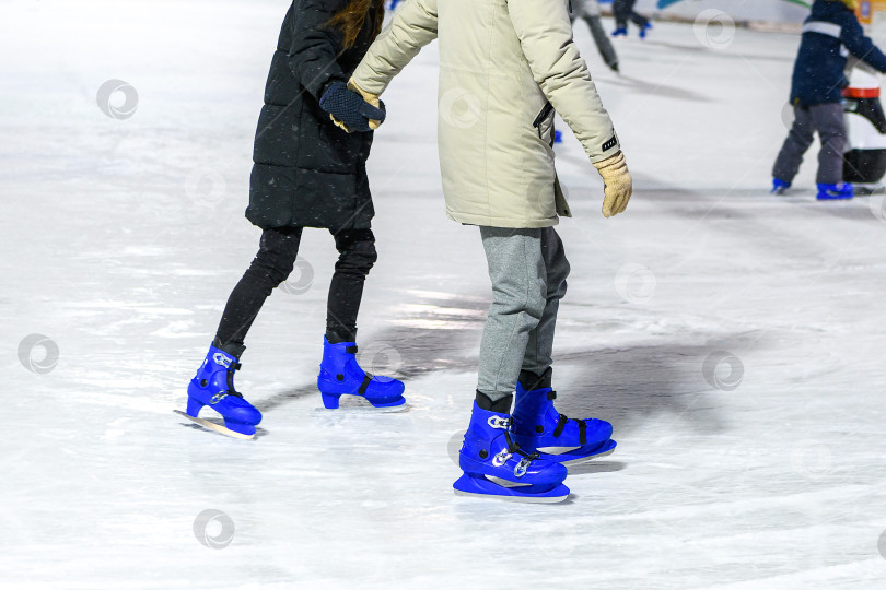 Скачать Обрезанный снимок пары в коньках на открытом катке. фотосток Ozero