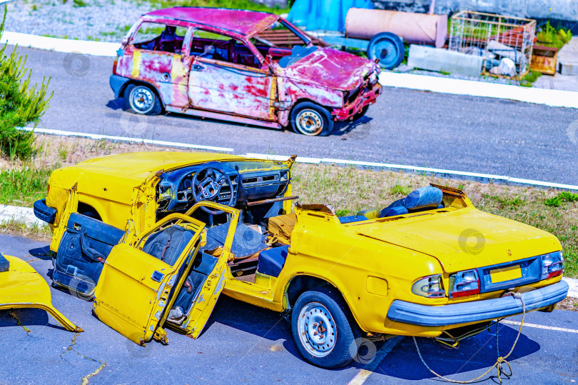 Скачать На месте автокатастрофы - желтый автомобиль с оторванной крышей после столкновения. Дорожно-транспортное происшествие. фотосток Ozero