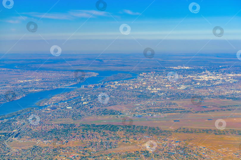 Скачать Вид с высоты птичьего полета на город Астрахань, Россия, не в фокусе, если смотреть с самолета. фотосток Ozero