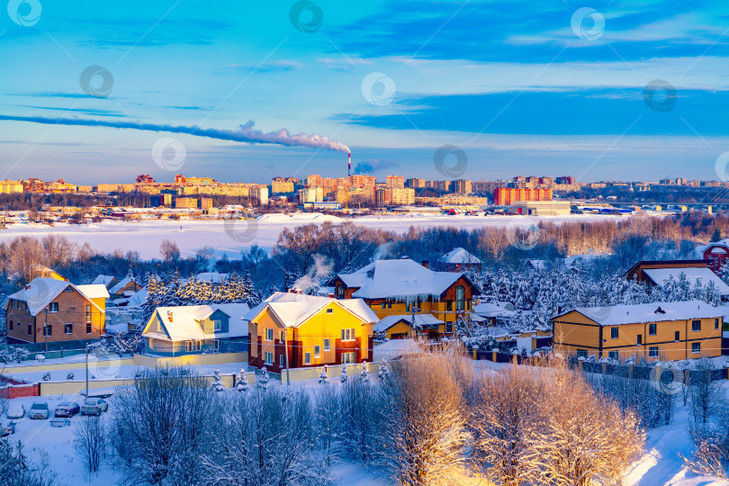 Скачать Зимний вид на город Череповец с заснеженными домами и постройками. Снежный город, городской пейзаж фотосток Ozero