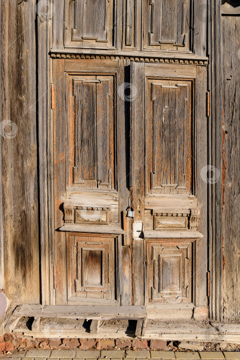 Скачать Старинная деревянная дверь старого дома в Астрахани.Русский народный стиль в архитектуре. фотосток Ozero