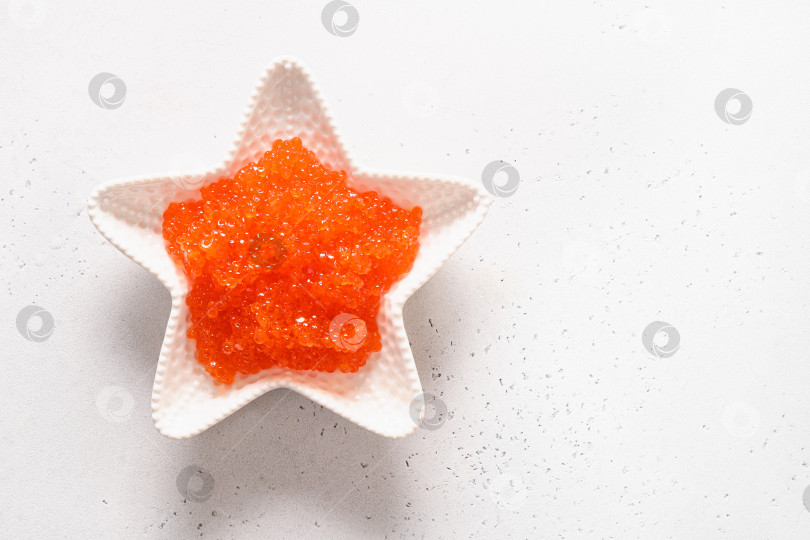 Скачать Красная икра в миске в форме звезды для вечеринки. фотосток Ozero