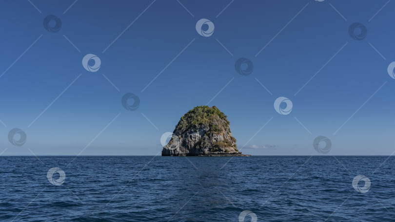 Скачать Одинокий остров в океане. фотосток Ozero
