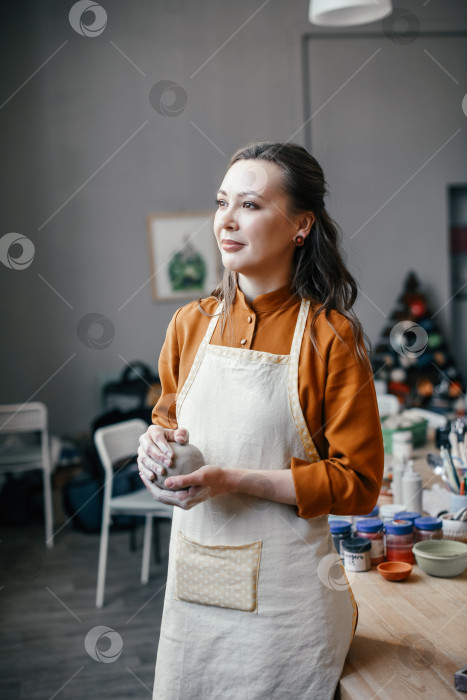 Скачать Портрет красивой улыбающейся руководительницы гончарной мастерской фотосток Ozero