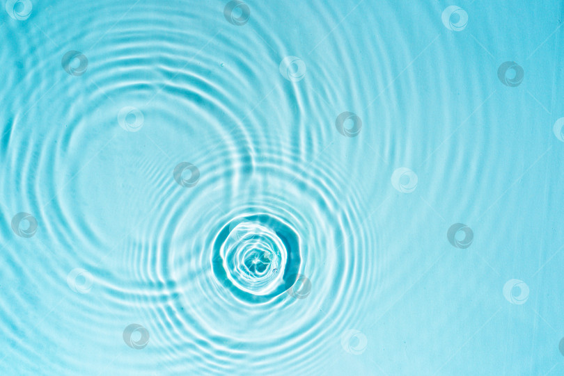 Скачать Голубая прозрачная текстура воды с кругами от капель фотосток Ozero