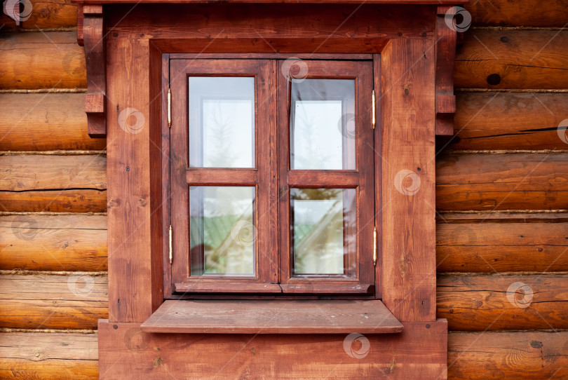 Скачать Окно с деревянным профилем в доме из бруса. фотосток Ozero