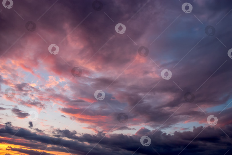 Скачать Красивое закатное небо с грозовыми облаками фотосток Ozero
