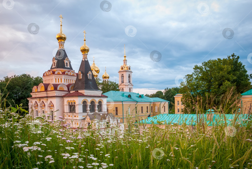 Скачать Ансамбль Дмитровского кремля - частично сохранившаяся крепость конца XII века. Успенский собор, снятый с землянки на фоне вечернего неба. фотосток Ozero