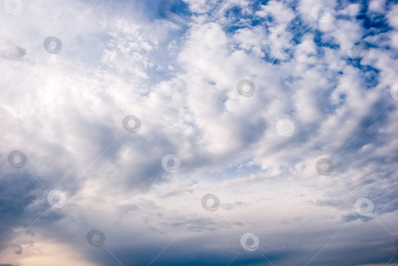 Скачать Красивое нагромождение белых облаков на голубом небе. фотосток Ozero