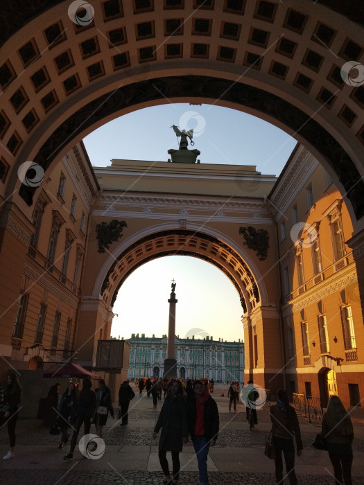 Скачать Дворцовая площадь. Вид из арки на Александровскую колонну фотосток Ozero