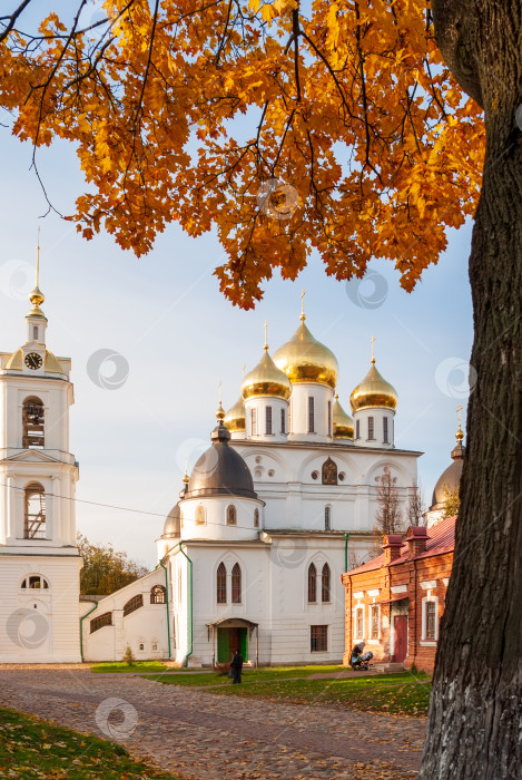 Скачать Осенний пейзаж. Успенский собор в Дмитровском кремле. фотосток Ozero