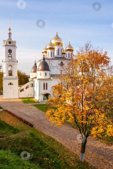 Скачать Осенний пейзаж. Успенский собор в Дмитровском кремле. фотосток Ozero