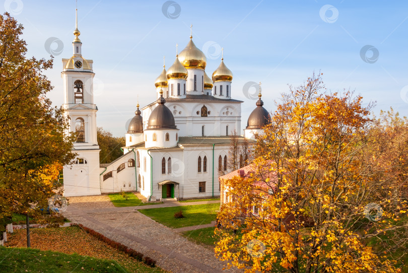 Скачать Осенний пейзаж. Успенский собор в Дмитровском кремле. фотосток Ozero