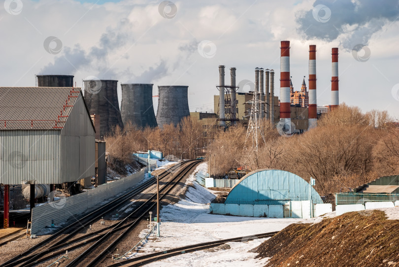 Скачать Угольная тепловая электростанция с дымом из труб в солнечный день. фотосток Ozero