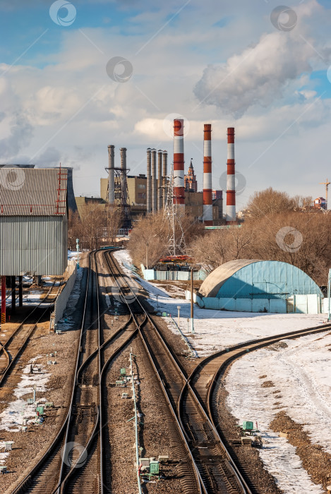 Скачать Угольная тепловая электростанция с дымом из труб в солнечный день. фотосток Ozero