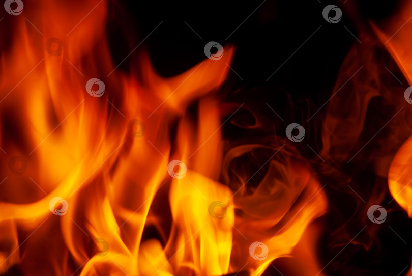 Скачать Красные языки пламени на черном фоне. фотосток Ozero