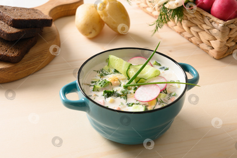 Скачать Домашний русский холодный суп-окрошка на кефире. фотосток Ozero